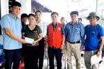 Phó Chủ tịch Thường trực UBND huyện Bắc Quang Ngô Văn Hiếu thăm hỏi, động viên, chia sẻ hai gia đình nạn nhân nữ bị lũ cuốn trôi khi đi qua tràn suối. (Ảnh: TTXVN phát)
