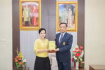 TS Trương Thị Hằng trao tặng sách cho PGS. TS. Kittisak Samuttharak, Hiệu trưởng Đại học Rajabhat Lampang (Ảnh: Hữu Kiên/TTXVN)