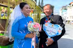 Một số cặp đôi đã về ở bên nhau hơn 20 năm nhưng vẫn chưa có điều kiện tổ chức đám cưới cho mình. (Ảnh: TTXVN phát)