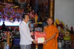 Phó Bí thư Thường trực Tỉnh ủy Vĩnh Long Nguyễn Thành Thế tặng quà chúc mừng Hội Đoàn kết Sư sãi yêu nước tỉnh Vĩnh Long. (Ảnh: Phạm Minh Tuấn/TTXVN)