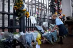 Người dân đặt hoa tưởng niệm Nữ hoàng Elizabeth II tại London, Anh ngày 10/9/2022.(Nguồn: AFP/TTXVN)