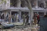 Hiện trường đổ nát sau vụ đánh bom xe ở Tal Abyad, thị trấn miền Đông Bắc Syria, giáp Thổ Nhĩ Kỳ ngày 2/11/2019. (Ảnh: AFP/TTXVN)