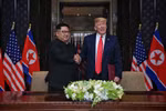 Ông Kim và ông Trump sau lễ ký kết văn kiện. (Nguồn: Straits Time)