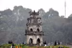 Lắp đặt hệ thống hàng rào và bể chứa nước xung quanh khu vực tháp rùa hồ Gươm. (Nguồn: TTXVN)