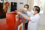 Bí thư Thành ủy Hà Nội Đinh Tiến Dũng kiểm tra công tác chuẩn bị bầu cử tại điểm bỏ phiếu số 02 Tổ dân phố Chính Trung (tại nhà văn hóa Tổ dân phố Chính Trung), thị trấn Trâu Quỳ, huyện Gia Lâm, thành phố Hà Nội). (Ảnh: Văn Điệp/TTXVN)