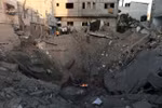 Một tòa nhà bị phá hủy khi máy bay Israel oanh tạc thành phố Khan Younis ở Dải Gaza. (Ảnh: THX/TTXVN)
