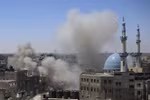 Khói bốc lên sau loạt không kích của Israel xuống Dải Gaza ngày 15/5. (Ảnh: THX/TTXVN)