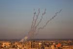 Rocket được phóng từ Dải Gaza về phía lãnh thổ Israel ngày 15/5. (Ảnh: THX/TTXVN)