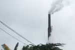Những chiếc lò này ngày đêm nhả khói vào môi trường (Ảnh: PV/Vietnam+)