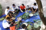Quân và dân đảo Sinh Tồn gói bánh chưng đón Tết. (Ảnh: Dương Giang/TTXVN)
