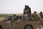 Các thành viên SDF tuần tra tại Hazima, ngoại ô phía bắc Raqa. (Ảnh: AFP/TTXVN)