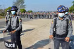 Cảnh sát phong tỏa tuyến đường dẫn tới tòa nhà Quốc hội ở thủ đô Naypyidaw ngày 29/1. (Ảnh: AFP/TTXVN)