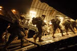Các binh sỹ Mỹ đi lên một chiếc máy bay C-17 tại sân bay quốc tế Baghdad, Iraq. (Nguồn: AP)