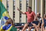 Tổng thống Brazil tham gia biểu tình phản đối yêu cầu ở nhà chống dịch
