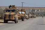 Đoàn xe quân sự Thổ Nhĩ Kỳ được triển khai tại thành phố Idlib, tây bắc Syria, ngày 20/2/2020. (Ảnh: AFP/TTXVN)