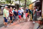 Khách quốc tế tham quan phố cổ Hội An tăng trở lại sau nhiều ngày sụt giảm do lo ngại dịch COVID-19. (Ảnh: Đoàn Hữu Trung/TTXVN)