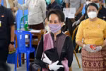 Nhà lãnh đạo Myanmar Aung San Suu Kyi (phía trước) tới thị sát công tác tiêm vắcxin phòng dịch COVID-19 tại một bệnh viện ở Naypyidaw ngày 27/1/2021. (Ảnh: AFP/TTXVN)