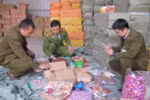 Phân loại hàng hóa nghi nhập lậu. (Ảnh minh họa. Nguồn: Vietnam+)