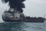 Những cuộn khói đen nghi ngút bốc lên trong vụ cháy tàu chở dầu. (Nguồn: CNN)