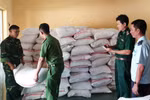 Kiểm đếm tang vật vừa thu giữ. (Ảnh: Công Mạo/TTXVN)