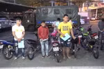 Những chiếc xe môtô và các đối tượng tham gia đua xe bị tạm giữ. (Ảnh: Nguyễn Văn Việt/TTXVN)