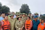 Bà Bùi Thị Minh Hoài, Bí thư Thành ủy Hà Nội (đứng giữa), trao đổi, động viên lực lượng xung kích phòng chống lũ tại huyện Quốc Oai. (Ảnh: Nguyễn Văn Cảnh/TTXVN)