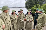 Các đồng chí Thường trực Thành ủy Hà Nội kiểm tra công tác phòng chống lũ tại xã Nam Phương Tiến, huyện Quốc Oai. (Ảnh: Nguyễn Văn Cảnh/TTXVN)