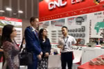 Doanh nghiệp giới thiệu sản phẩm đến khách tham quan chuỗi triển lãm. (Ảnh: Mỹ Phương/TTXVN)