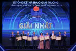 Các tác giả giành Giải Nhất Giải thưởng Sáng tạo Khoa học Công nghệ Việt Nam năm 2023. (Ảnh: Hoàng Hiếu/TTXVN)