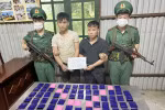 Hai đối tượng cùng tang vật ma túy bị lực lượng biên phòng Sơn La bắt giữ. (Ảnh: TTXVN phát)
