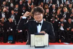Đạo diễn Bong Joon Ho nhận giải thưởng Cành Cọ Vàng. (Nguồn: AFP/Getty Images)