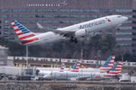 Máy bay Boeing 737 của American Airlines cất cánh từ sân bay quốc gia Ronald Reagan Washington ở Arlington, bang Virginia của Mỹ ngày 11/3 vừa qua. (Ảnh: AFP/TTXVN)