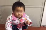 Cô bé bị cha mẹ 'bỏ rơi.' (Nguồn: QQ)