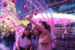 Du khách chụp ảnh tại một trung tâm mua sắm ở thủ đô Bangkok. (Nguồn: THX/TTXVN)