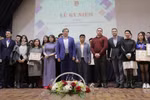 Các đoàn viên thanh niên được trao tặng bằng khen chụp ảnh cùng các vị khách. (Ảnh: Hồng Quân/TTXVN)