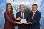 Bà Melinda Gates và ông Jack Ma giới thiệu với Tổng thư ký Liên hợp quốc António Guterres báo cáo Thời đại của sự phụ thuộc kỹ thuật số tại trụ sở Liên hợp quốc ở New York ngày 10/6. (Nguồn: AP)