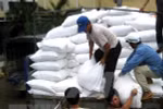 Vận chuyển gạo cứu trợ cho người dân. (Ảnh minh họa: Thái Sơn/TTXVN)