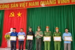 Công an tỉnh Đắk Lắk khen thưởng tổ chức, cá nhân có thành tích xuất sắc phát hiện, truy đuổi và bắt 3 đối tượng truy nã đặc biệt. (Ảnh: TTXVN phát)