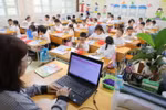 Cô và trò Trường Tiểu học Tân Định, quận Hoàng Mai, Hà Nội, trong một giờ học. (Ảnh: Thanh Tùng/TTXVN)