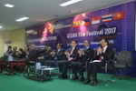Đại sứ các nước ASEAN và đại diện nước chủ nhà Campuchia tại cuộc họp báo. (Ảnh: Phan Minh Hưng/TTXVN)