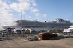 Du thuyền Diamond Princess neo tại cảng Yokohama, Nhật Bản, ngày 19/2. (Ảnh: THX/TTXVN)