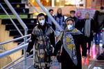 Người dân đeo khẩu trang đề phòng lây nhiễm COVID-19 tại thủ đô Tehran, Iran ngày 20/2. (Ảnh: AFP/TXTVN)