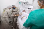 Bệnh nhân COVID-19 được điều trị tại bệnh viện ở Manaus, Brazil ngày 8/6. (Ảnh: AFP/TTXVN)