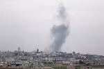 Khói bốc lên sau một cuộc không kích tại Idlib, Tây Bắc Syria. (Ảnh: AFP/TTXVN)
