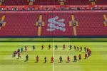 Cầu thủ Liverpool quỳ gối trong buổi tập. (Nguồn: liverpoolfc)