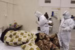 Nhân viên y tế điều trị cho bệnh nhân nhiễm virus corona chủng mới tại Vũ Hán, tỉnh Hồ Bắc, Trung Quốc, ngày 8/2/2020. (Ảnh: THX/TTXVN)