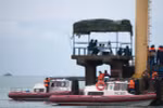 Các nhân viên cứu hộ tìm kiếm các mảnh vỡ của chiếc máy bay gặp nạn Tu-154 trên Biển Đen ngày 26/12. (Nguồn: EPA/TTXVN)
