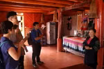 Khách du lịch tham quan mô hình homestay Indigo kiểu mẫu tại xã Tả Van. (Ảnh: Quốc Khánh/TTXVN)
