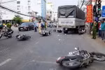 Nhiều xe máy bị hư hỏng nặng nằm ngổn ngang tại hiện trường vụ tai nạn. (Ảnh: Công Mạo/TTXVN)