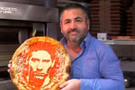 [Photo] Vẽ chân dung sao World Cup 2014 trên bánh pizza